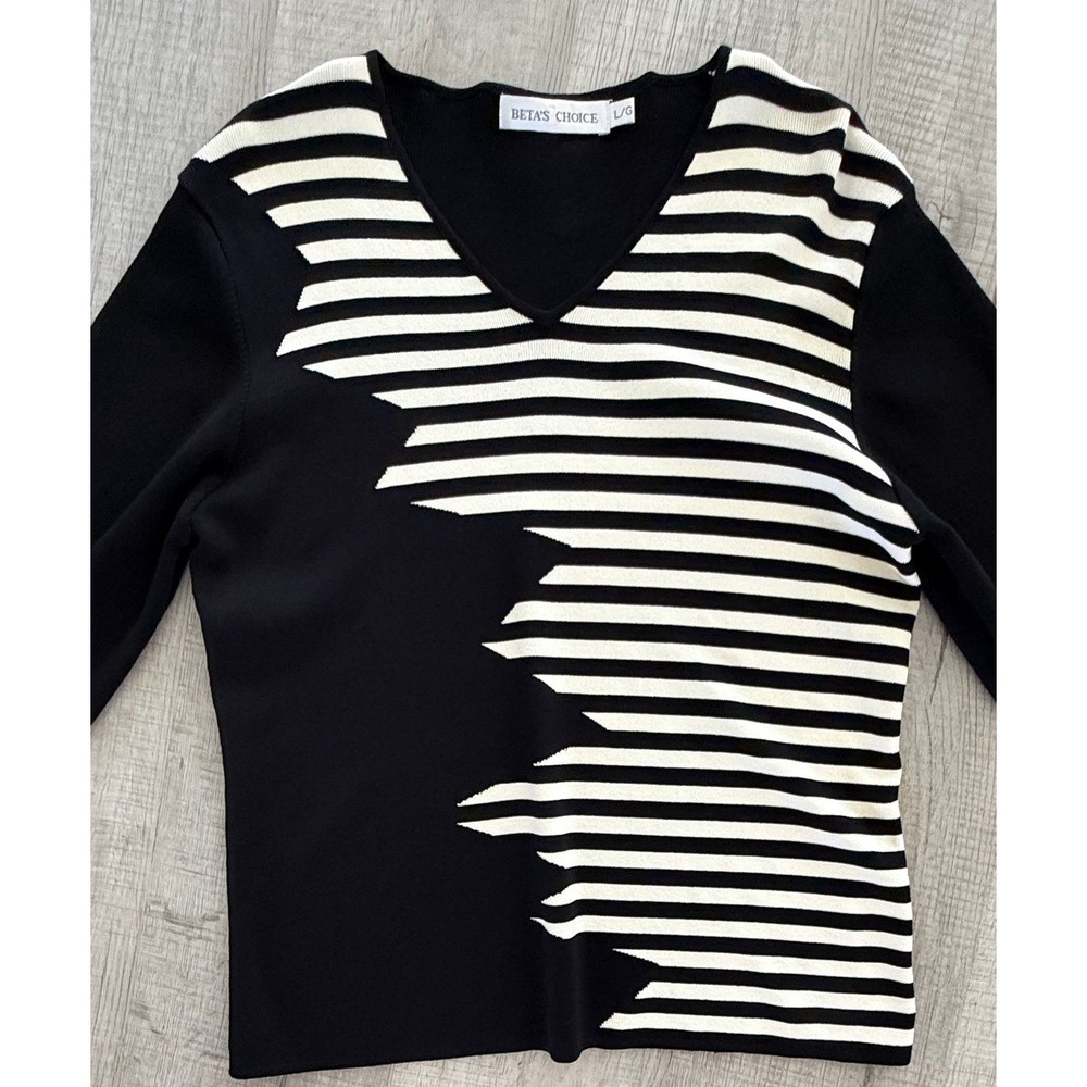 Beta's Choice Abstract Striped V-Neck Knit Top